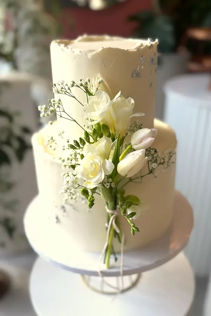 Elegancki dwupiętrowy tort okazjonalny z żywymi kwiatami – Studio Słodkiego Kraków